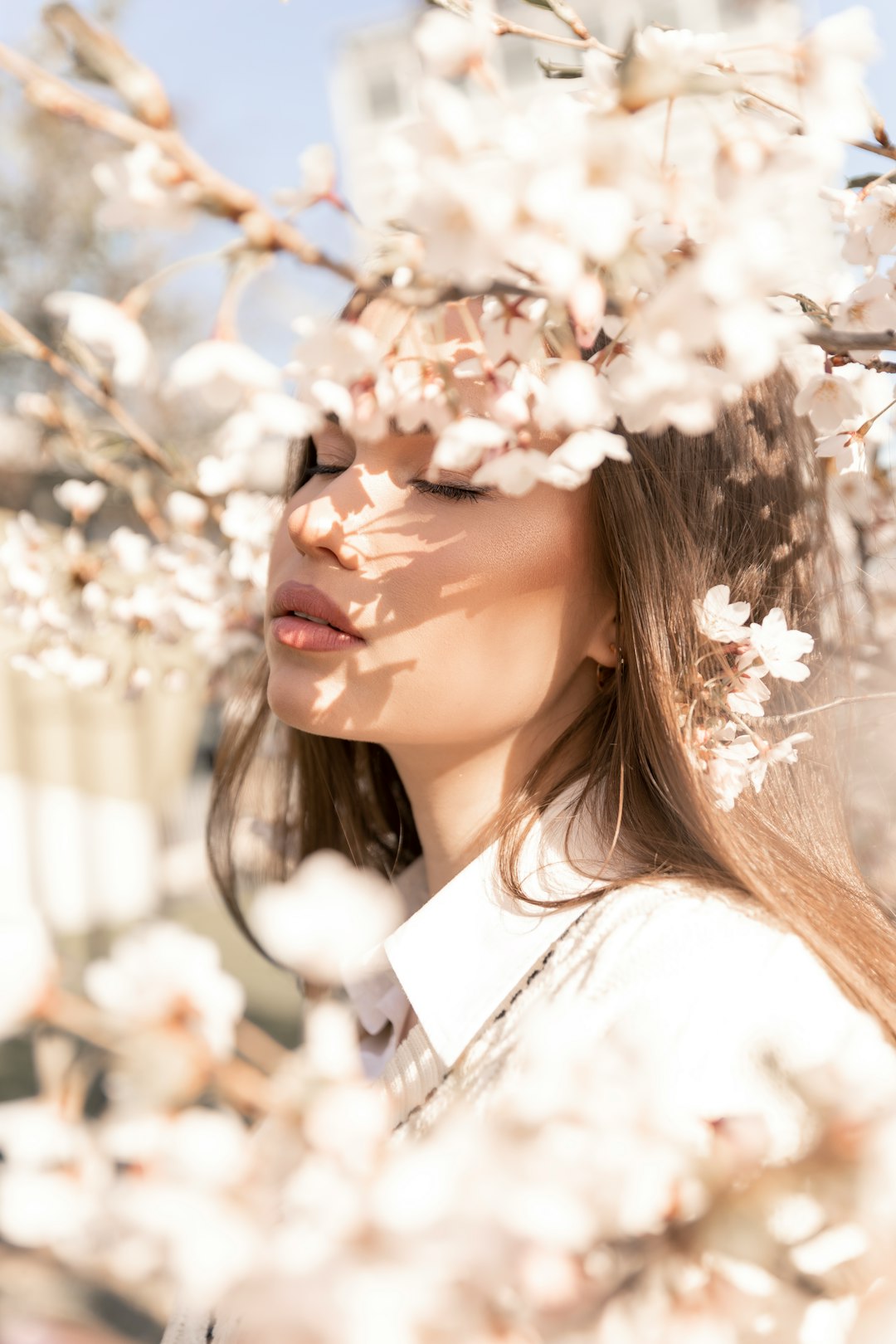 Makeup artist working with sustainable products